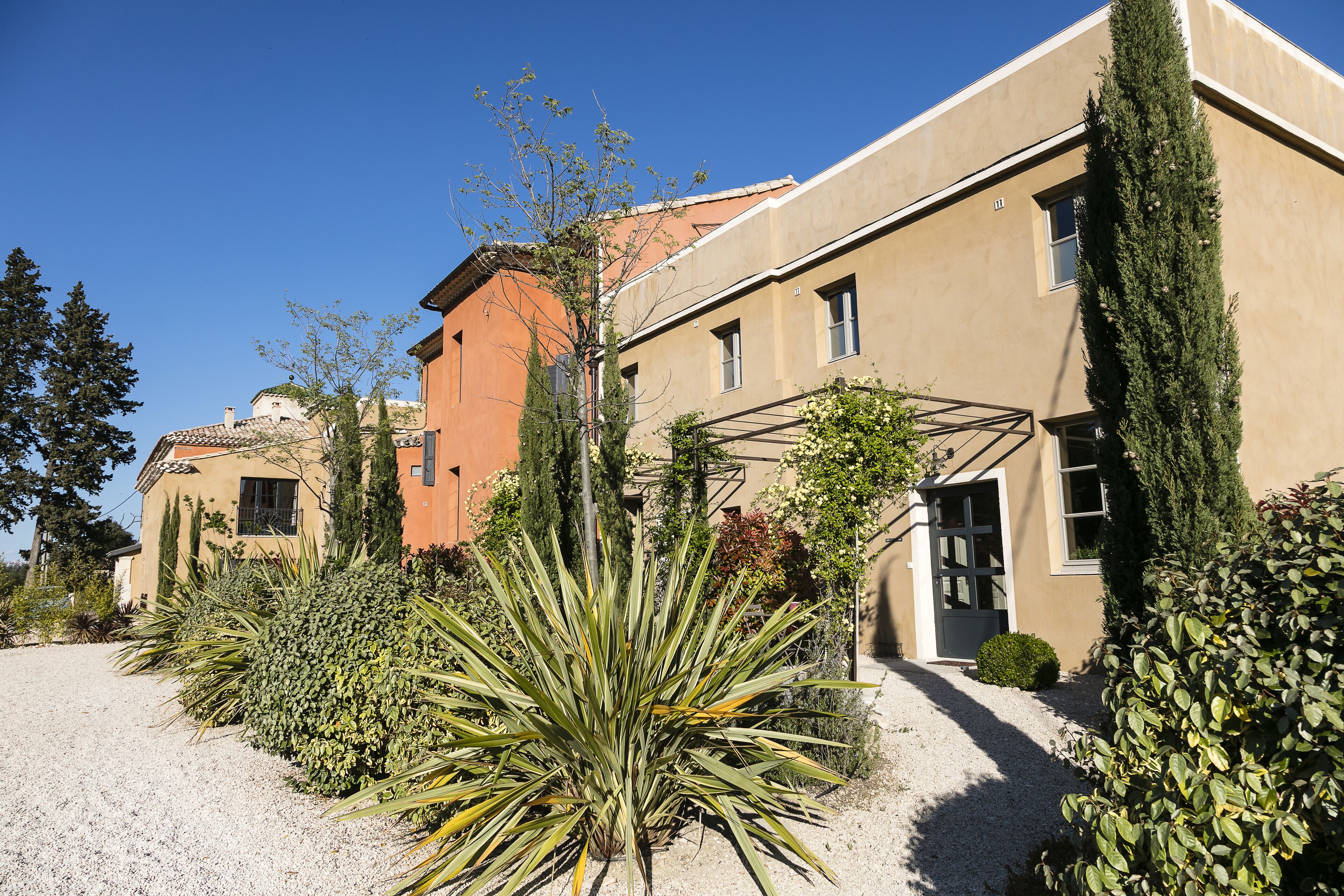 Vista frontal de la propiedad