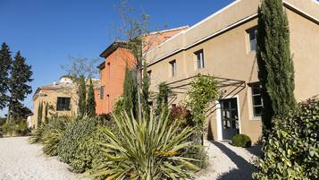 Vista frontal de la propiedad