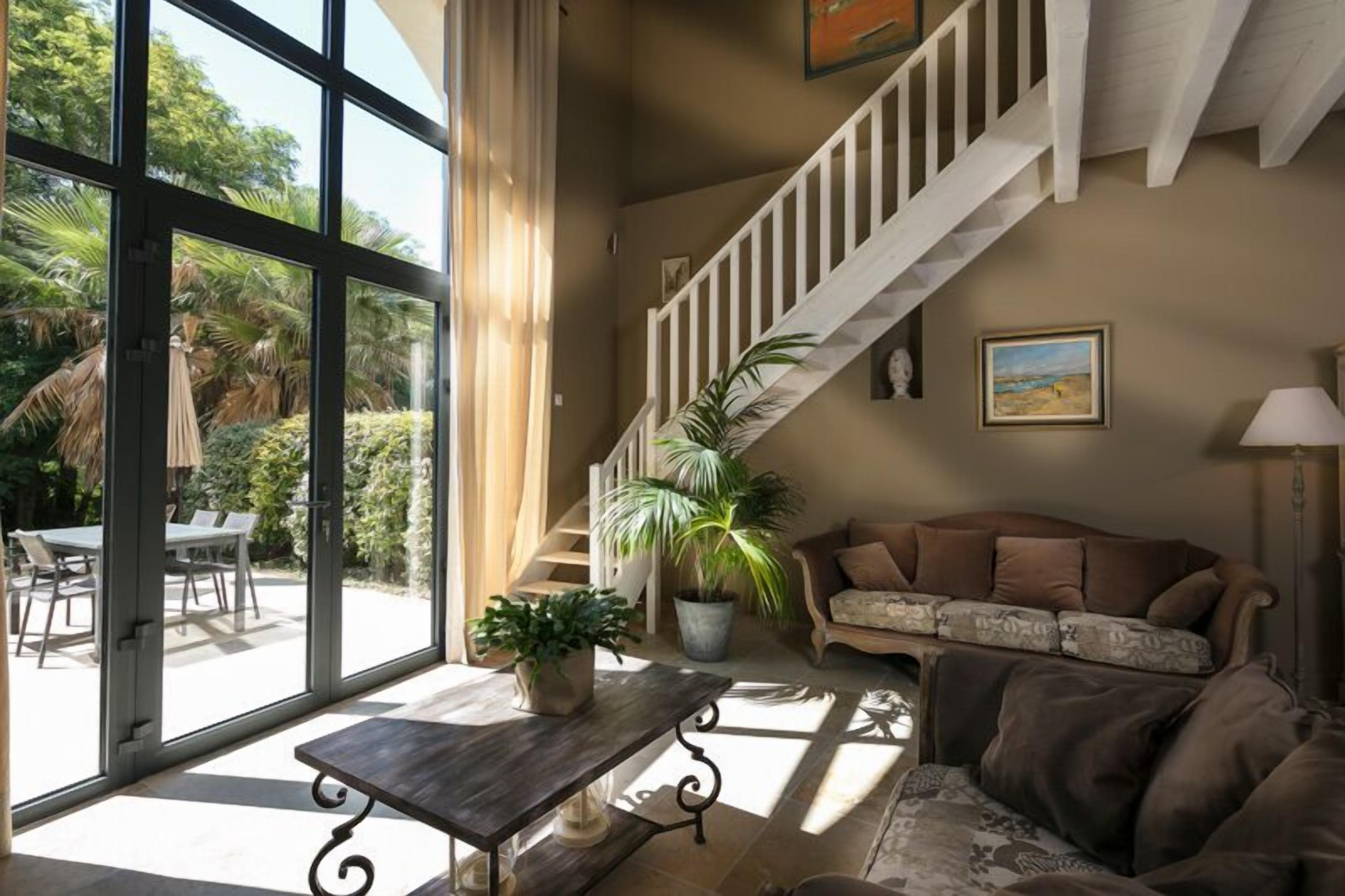 舒 适村舍, 2 间卧室, 双浴室, 花园景观 | 起居区 | 平板电视、DVD 播放器