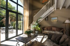 Casa de campo Confort, 2 habitaciones, 2 baños, vista al jardín | Área de sala de estar | Televisión de pantalla plana y reproductor de DVD 