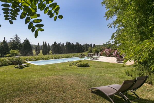 Innenpool, 2 Außenpools, Liegestühle