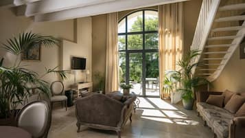 Comfort Cottage, 2 Bedrooms, 2 Bathrooms, Garden View | Living room | Flat-screen TV, DVD player