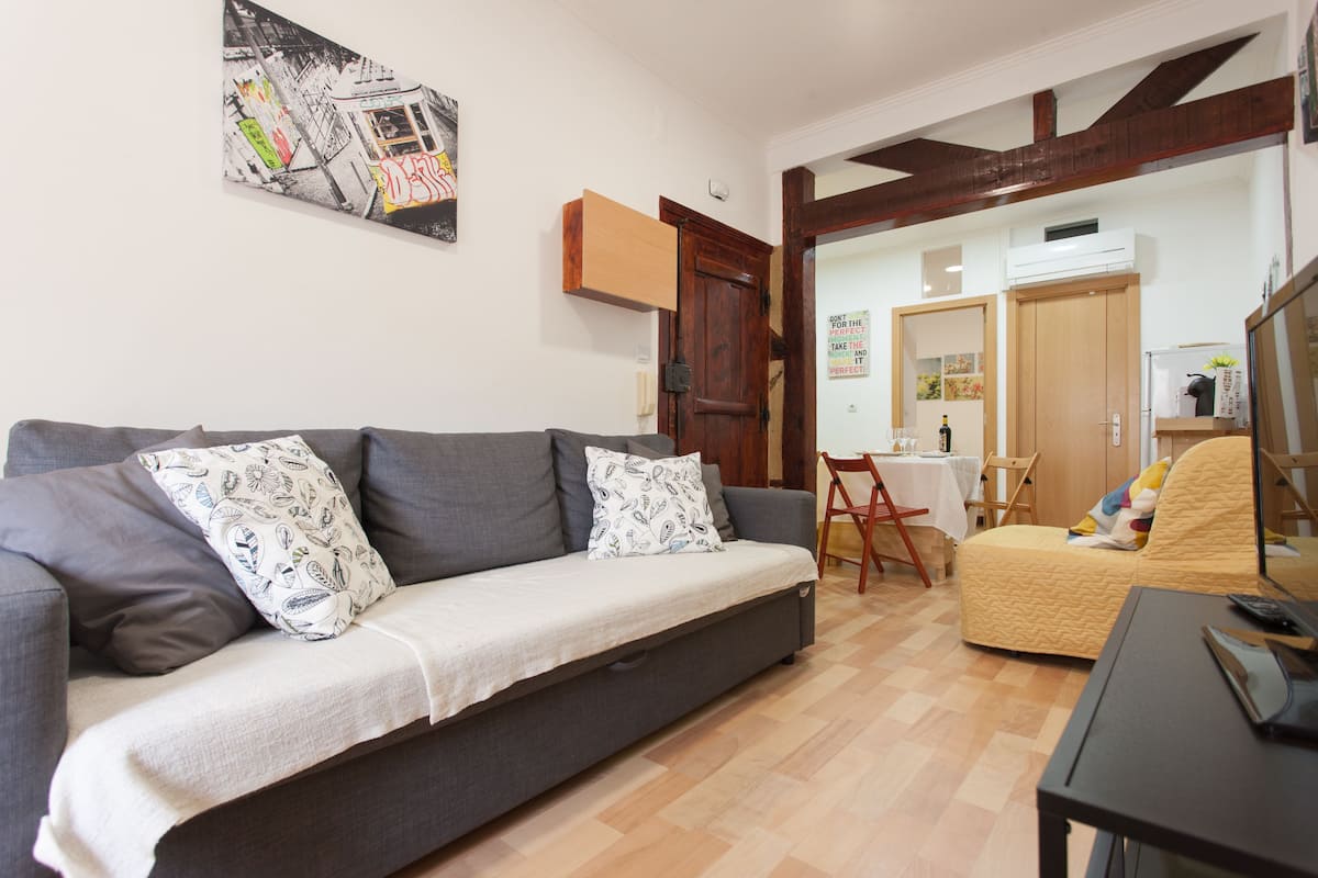 Superior appartement, 1 slaapkamer (3D) | Woonruimte | Een 32-inch flatscreentelevisie met kabelzenders en televisie