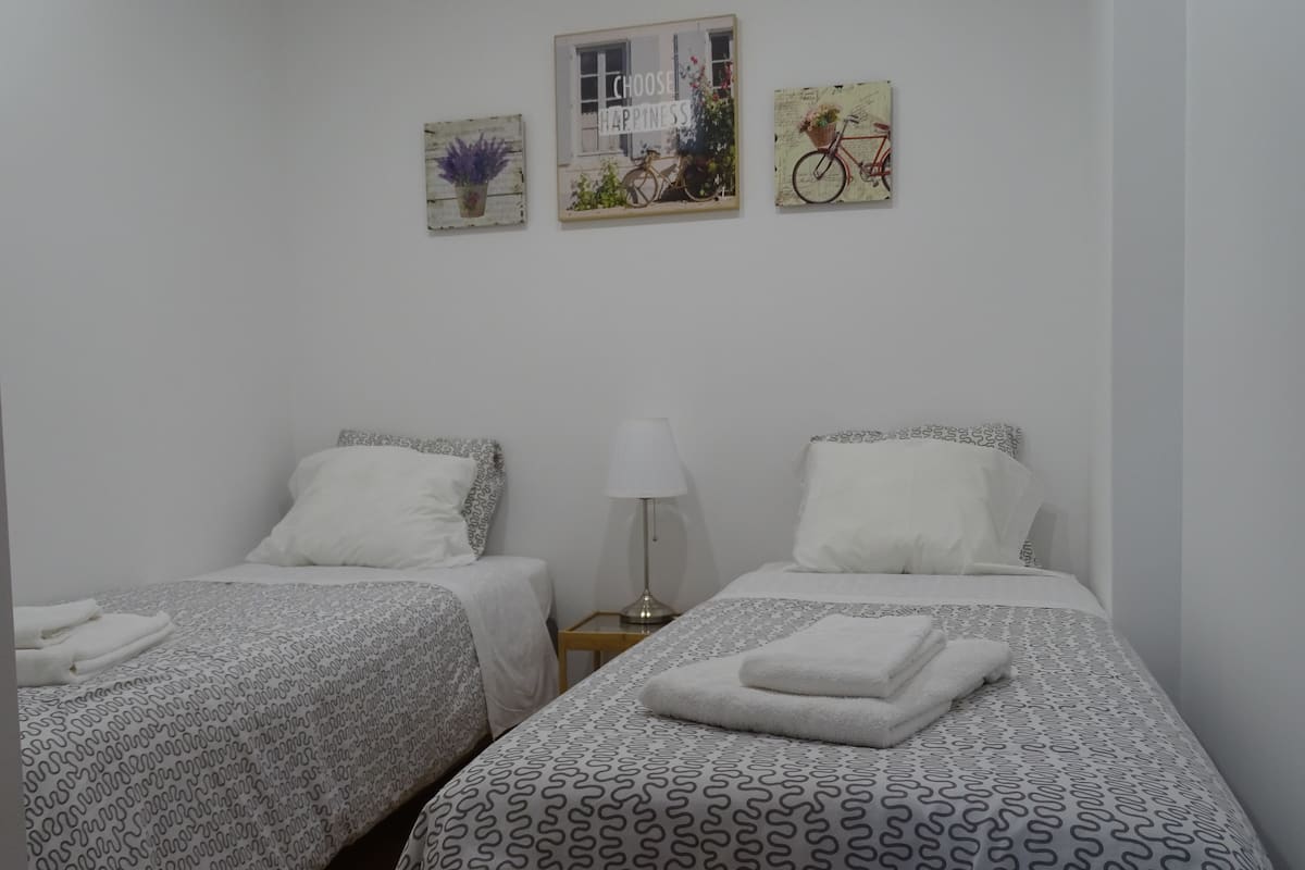 Appartement, 1 slaapkamer (2D) | 1 slaapkamer, een bureau, een strijkplank/strijkijzer, gratis babybedden