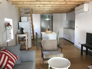 Duplex, Mezzanine (4D) | Living area