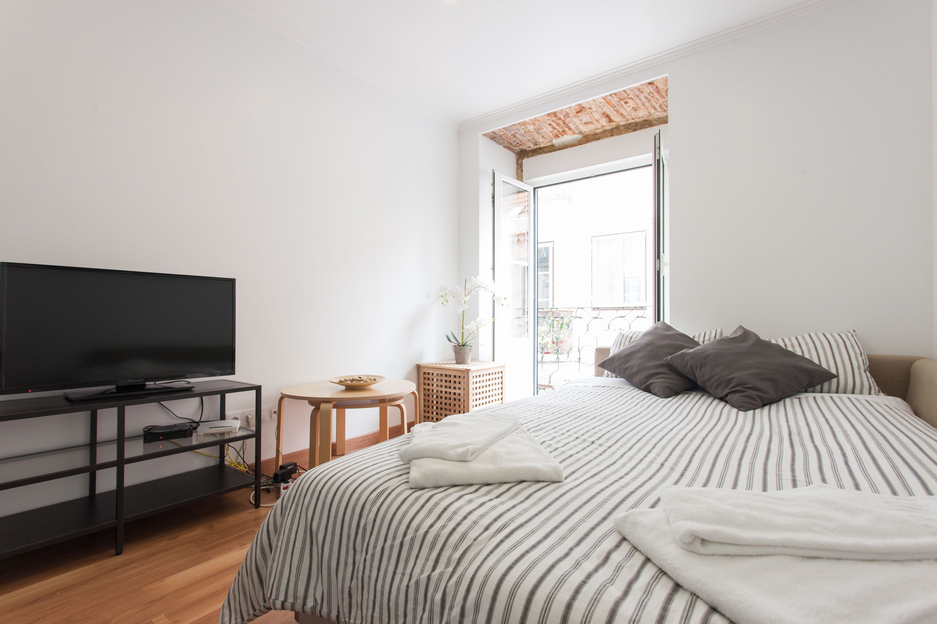 Apartment, 1 Schlafzimmer (1E) | Wohnzimmer | 32-Zoll-Flachbildfernseher mit Kabelempfang, Fernseher