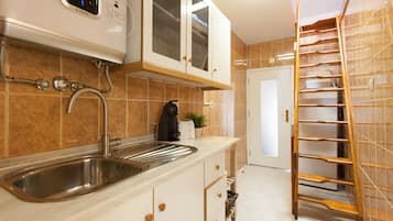 Dúplex, mezzanine (4E) | Cocina privada | Refrigerador, microondas, parrilla de estufa y cafetera de espresso