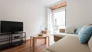 Apartment, 1 Bedroom (1E) | Living room | 32-inch flat-screen TV with cable channels, TV