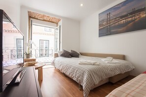 Apartment, 1 Bedroom (1E) | Living room | 32-inch flat-screen TV with cable channels, TV - Apartments Center Bairro Alto (Lisbon)