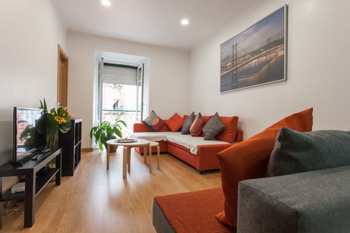 Appartement, 2 slaapkamers (3E) | Woonkamer | Een 32-inch flatscreentelevisie met kabelzenders en televisie