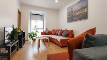 Apartment, 2 Schlafzimmer (3E) | Wohnzimmer | 32-Zoll-Flachbildfernseher mit Kabelempfang, Fernseher