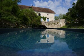 Seasonal outdoor pool - Moulin de la Croix (Charnizay)