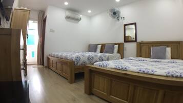 Cofres nos quartos, escrivaninha, ferros/tábuas de passar roupa