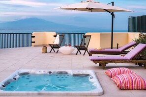 Outdoor spa tub
