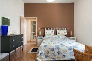 Tabla de planchar con plancha, wifi gratis y ropa de cama 