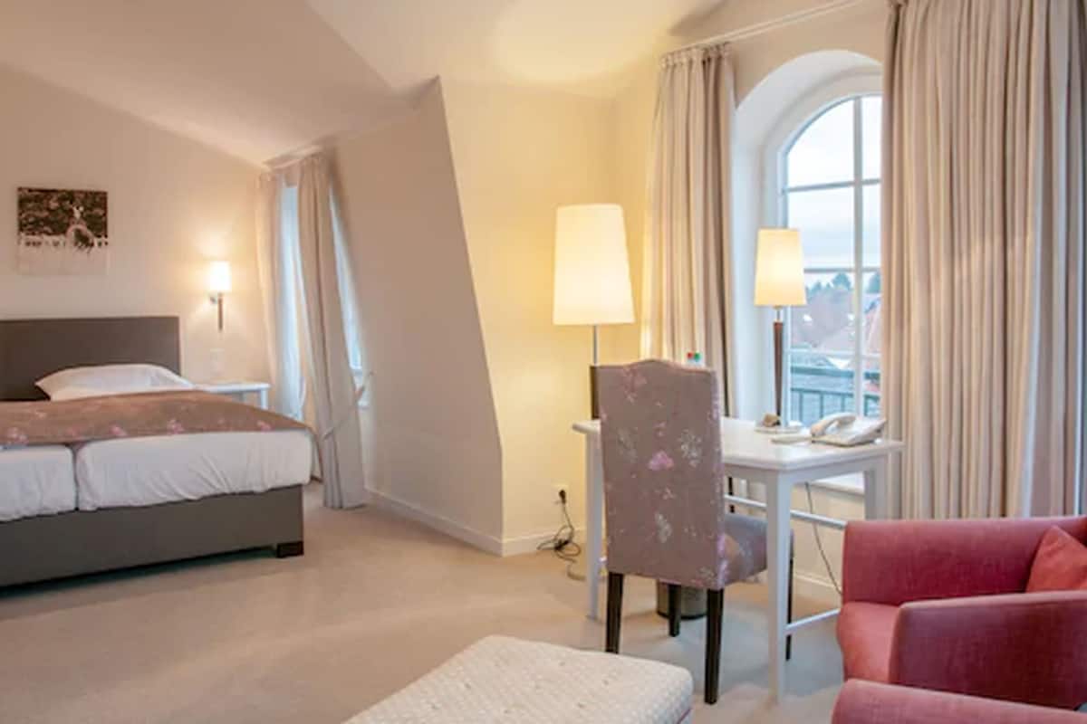 Een kluis op de kamer, een bureau, verduisterende gordijnen, gratis wifi