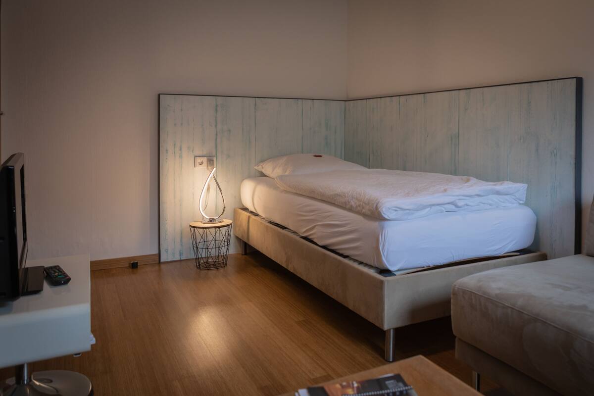 Standard Single Room | In-room safe, desk, blackout drapes, WiFi (free)