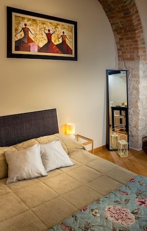 Iron/ironing board, free WiFi, bed sheets
