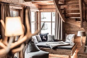 Berg Chalet | Wohnzimmer | Flachbildfernseher, Tablet-PC, Fußbodenheizung