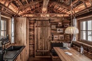 Liebes Chalet | 거실 공간 | 평면 TV, 태블릿, 바닥 난방/온돌