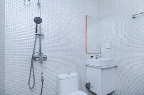Shower, rainfall showerhead, free toiletries, hair dryer