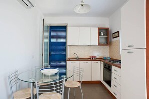 Apartment, 2 Bedrooms | Private kitchenette | Full-sized fridge, oven, stovetop, electric kettle - Dolce Mare 1 (Modica)