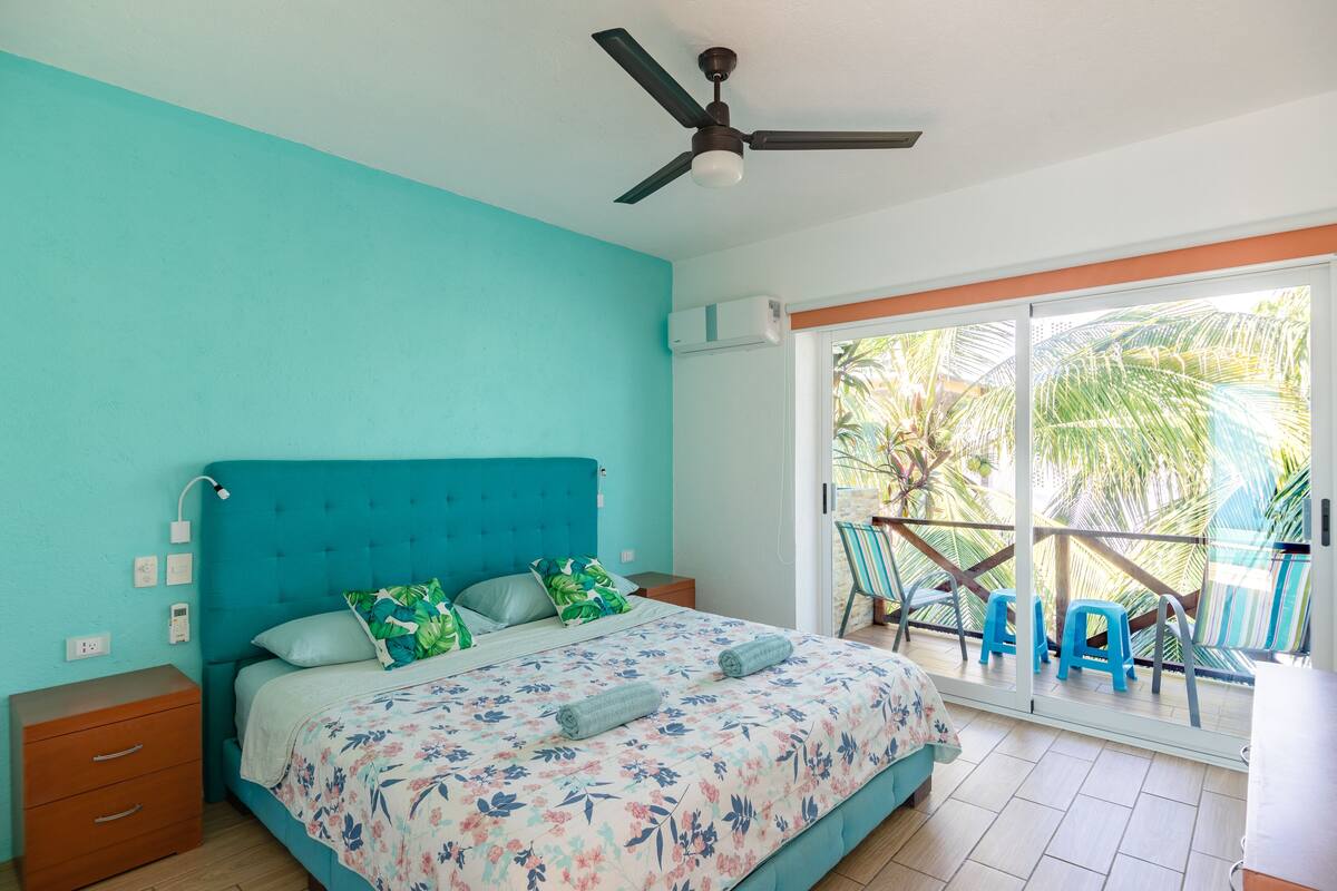 Cortinas blackout, tabla de planchar con plancha, cunas y wifi gratis 