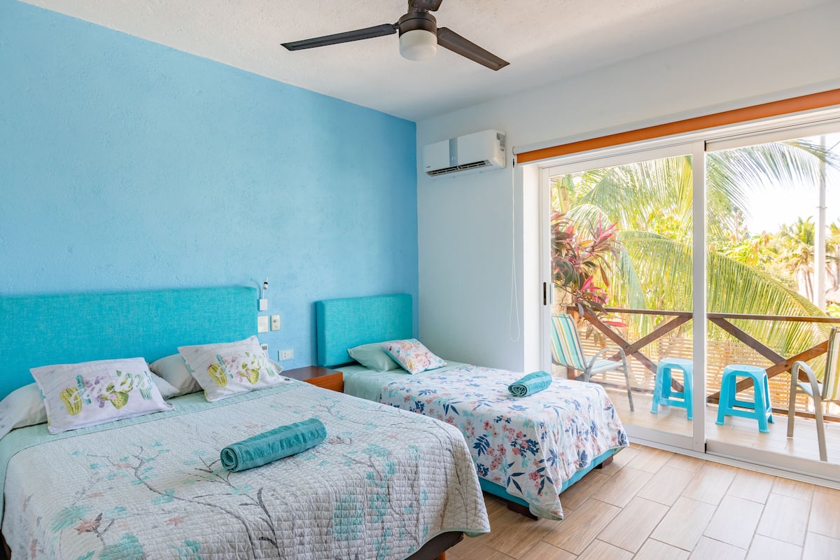 Cortinas blackout, tabla de planchar con plancha, cunas y wifi gratis 