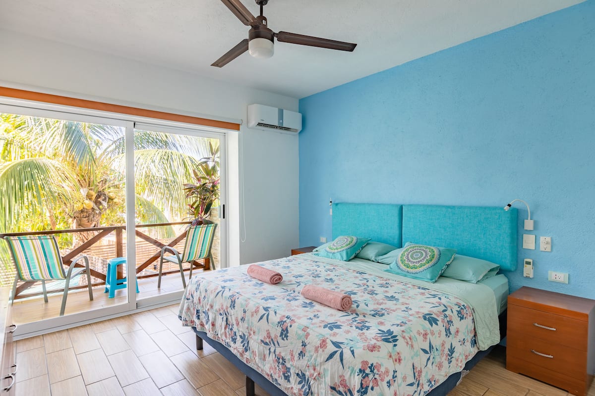 Cortinas blackout, tabla de planchar con plancha, cunas y wifi gratis 