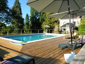 Außenpool (je nach Saison geöffnet), Sonnenschirme, Liegestühle