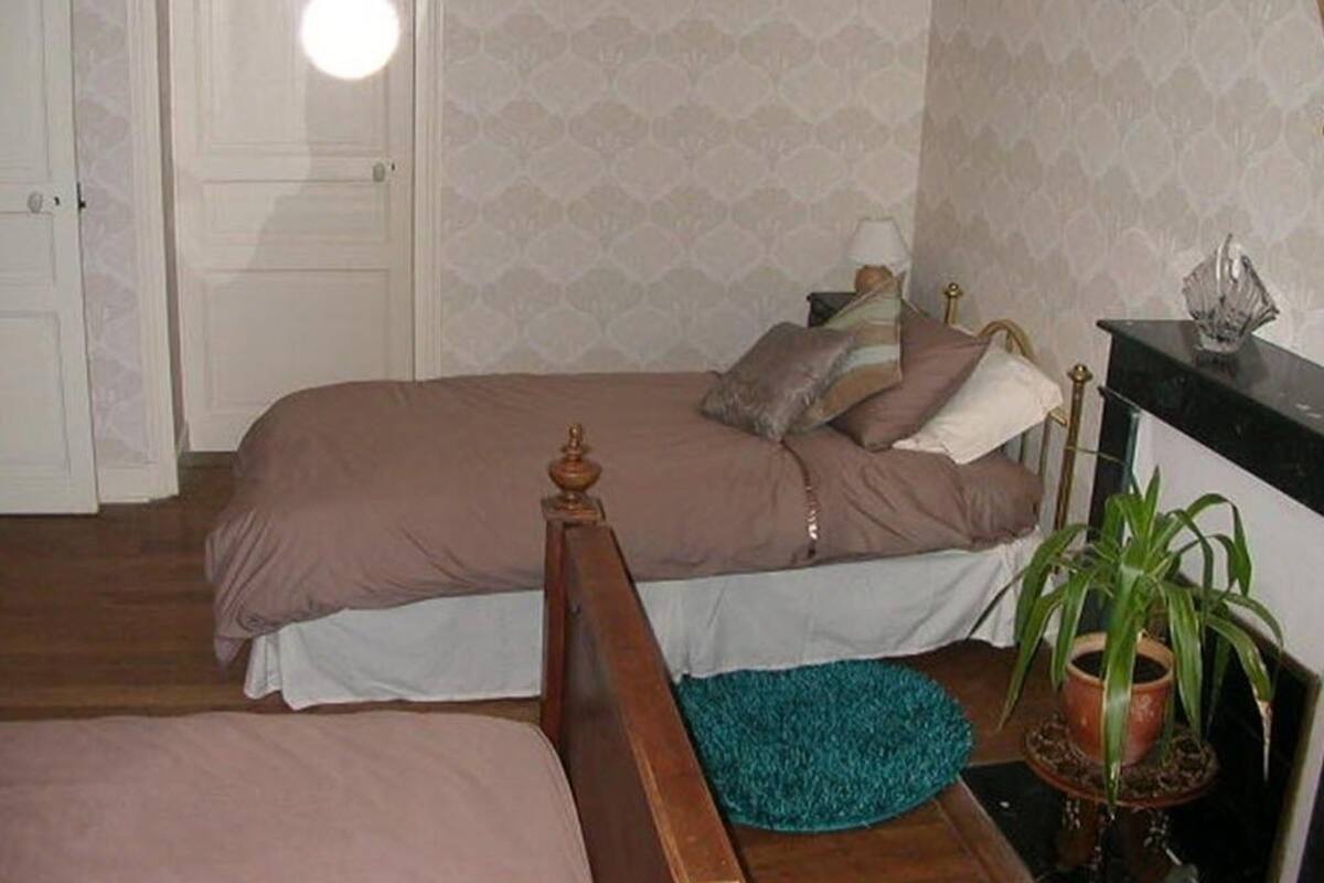 Dreibettzimmer | Individuell dekoriert, individuell eingerichtet, Schreibtisch
