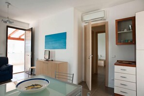 Apartment, 2 Schlafzimmer | Wohnbereich | 18-Zoll-Fernseher mit Satellitenempfang