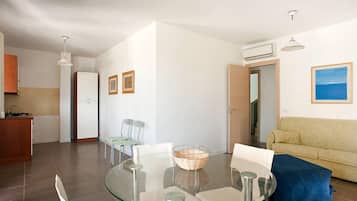 Apartemen, 2 kamar tidur | Area keluarga | Televisi layar datar 18-inci dengan saluran TV satelit dan TV