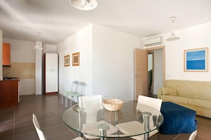 Apartment, 2 Schlafzimmer | Wohnbereich | 18-Zoll-Flachbildfernseher mit Satellitenempfang, Fernseher