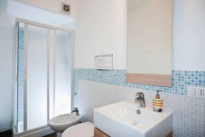 Appartamento, 2 camere da letto | Bagno | Doccia, soffione a pioggia, asciugacapelli, bidet