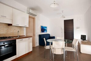 Lägenhet - 2 sovrum | Vardagsrum | 18-tums tv med satellitkanaler