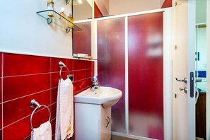 Leilighet, 2 soverom, sjøutsikt | Bad | Dusj, regndusjhode, hårføner og håndklær