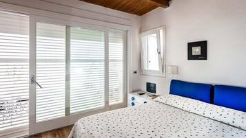 Condo, 2 Bedrooms, Sea View | 2 bilik tidur, seterika/papan seterika, Wi-fi percuma, cadar katil