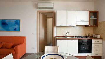 Apartemen, 2 kamar tidur | Dapur kecil pribadi | Lemari es besar, oven, kompor, dan ketel listrik