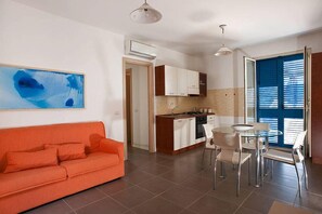 Appartement, 2 chambres | Coin séjour | Télévision de 18 pouces avec chaînes par satellite