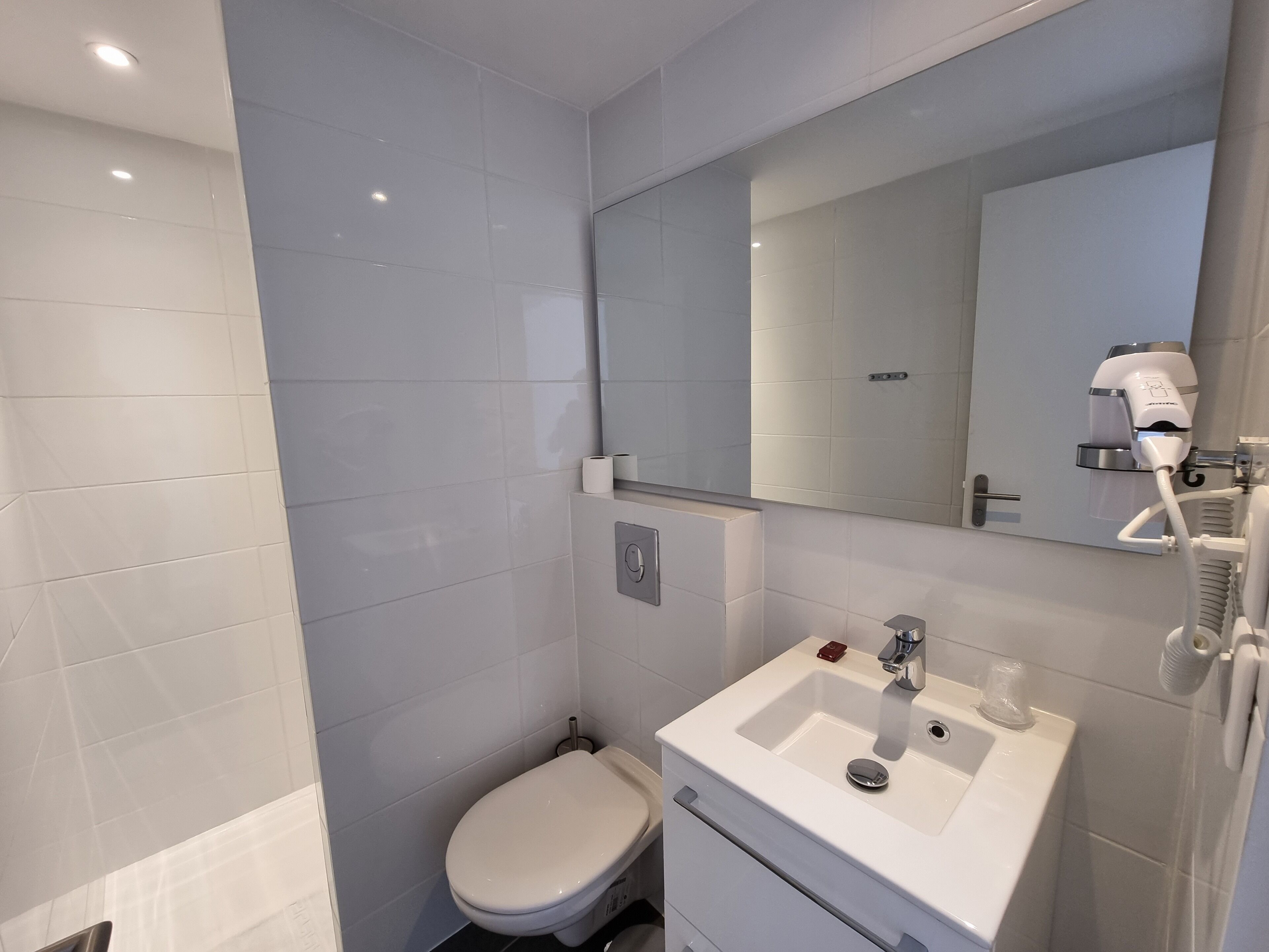 shower, free toiletries, towels