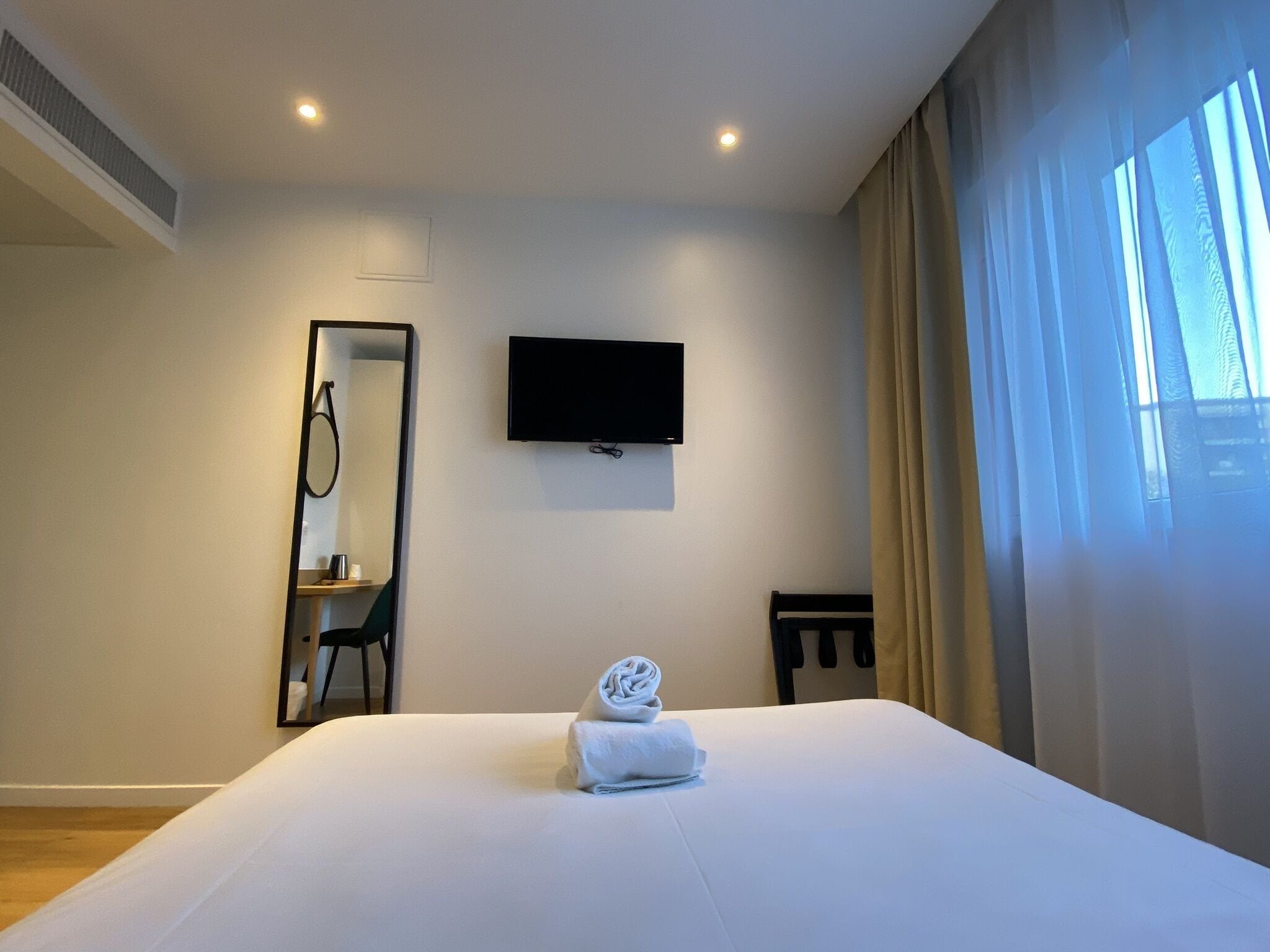 double room | laptop workspace, blackout curtains, soundproofing, free wifi