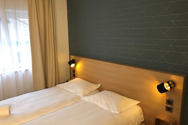 Espacio para trabajar con laptop y cortinas blackout