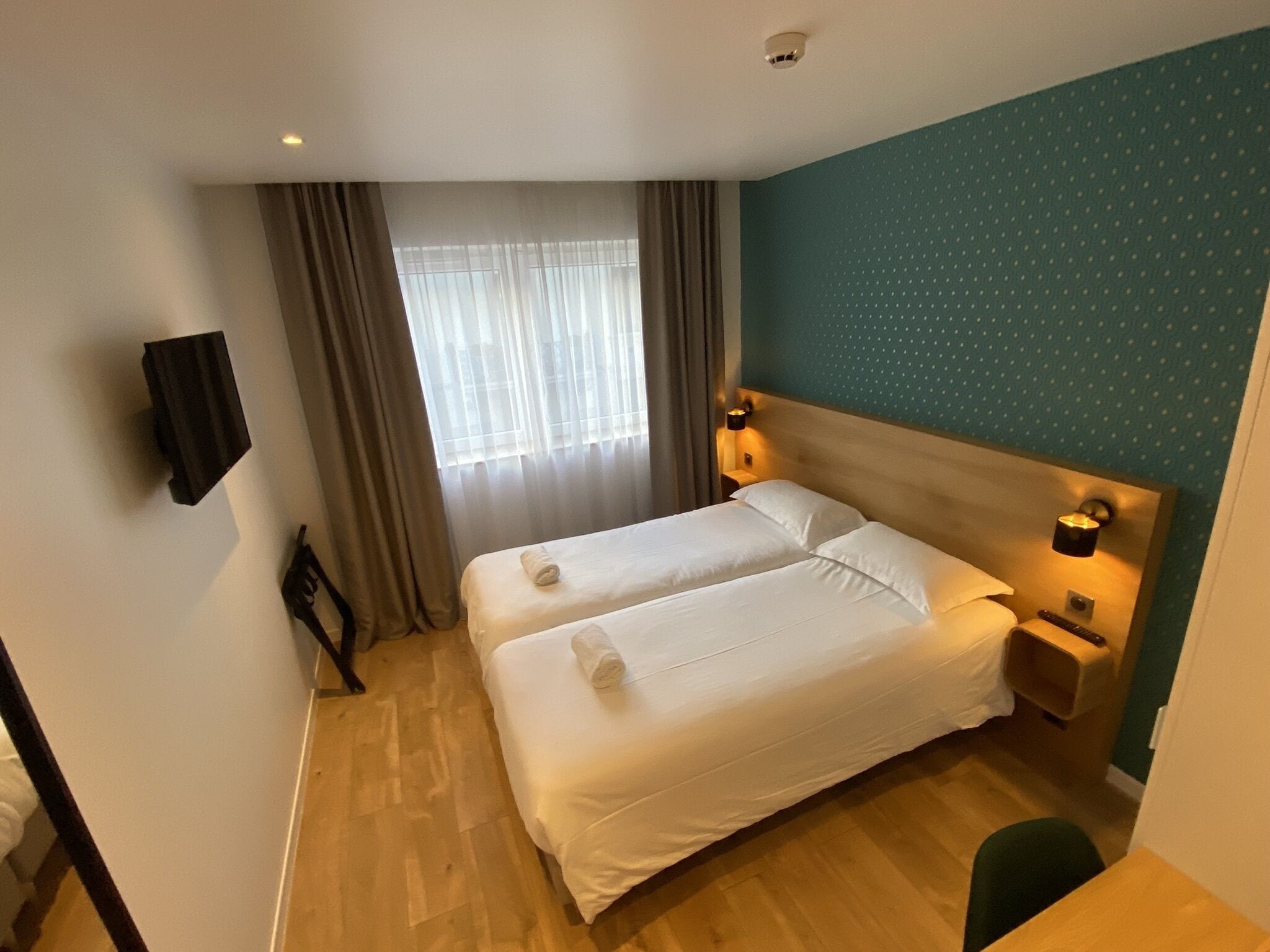 twin room | laptop workspace, blackout curtains, soundproofing, free wifi