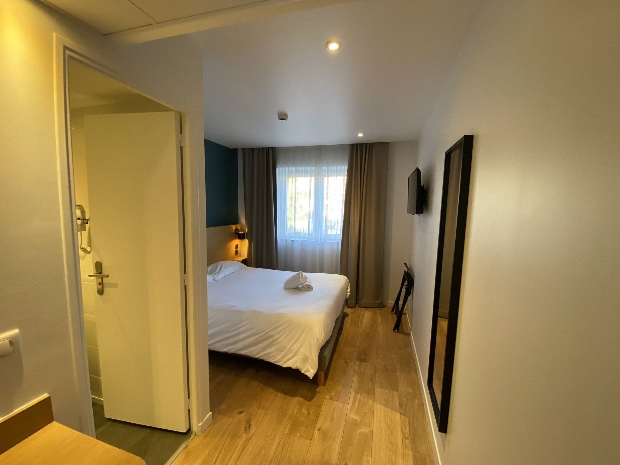 double room | laptop workspace, blackout curtains, soundproofing, free wifi