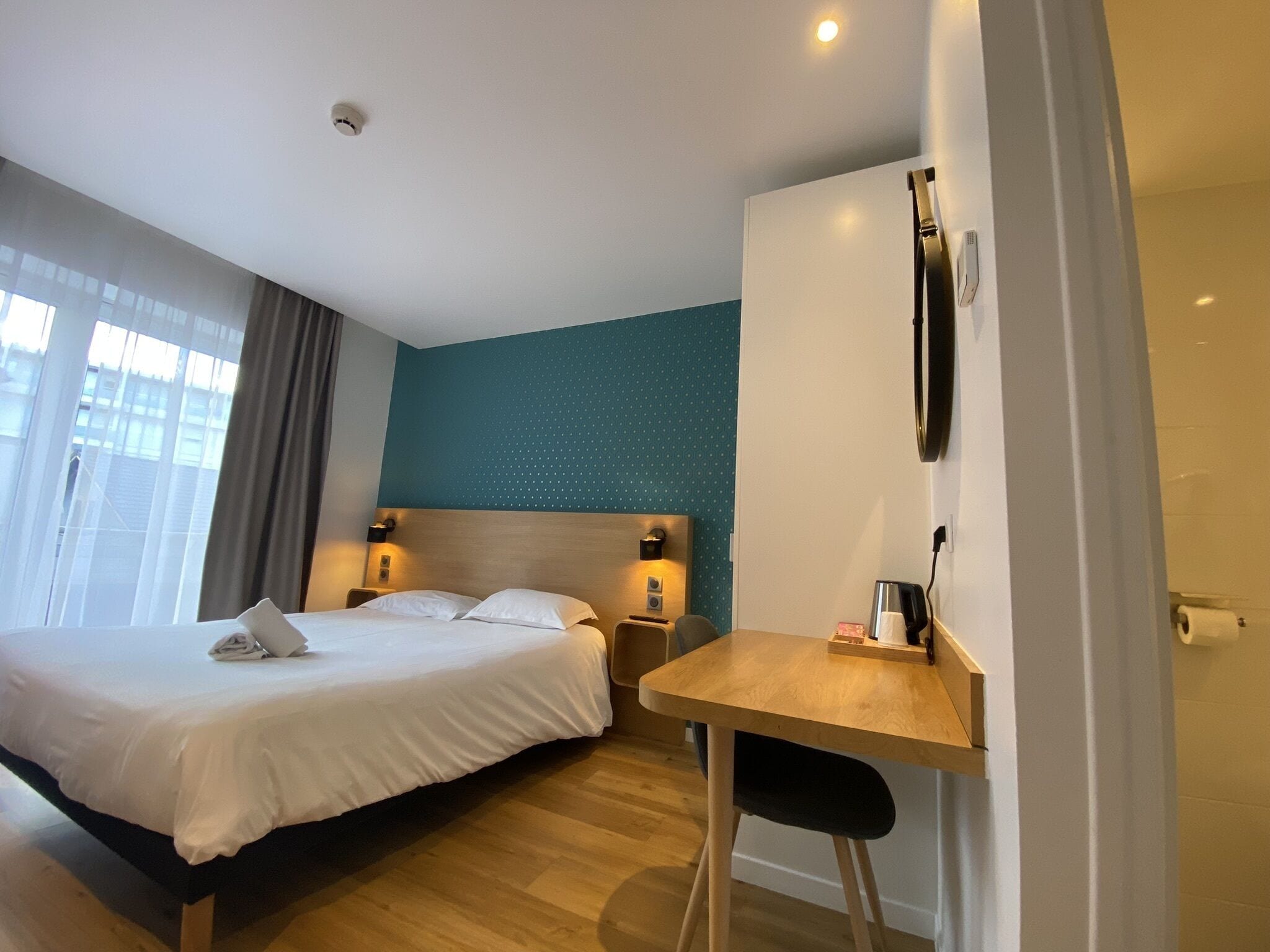 double room | laptop workspace, blackout curtains, soundproofing, free wifi