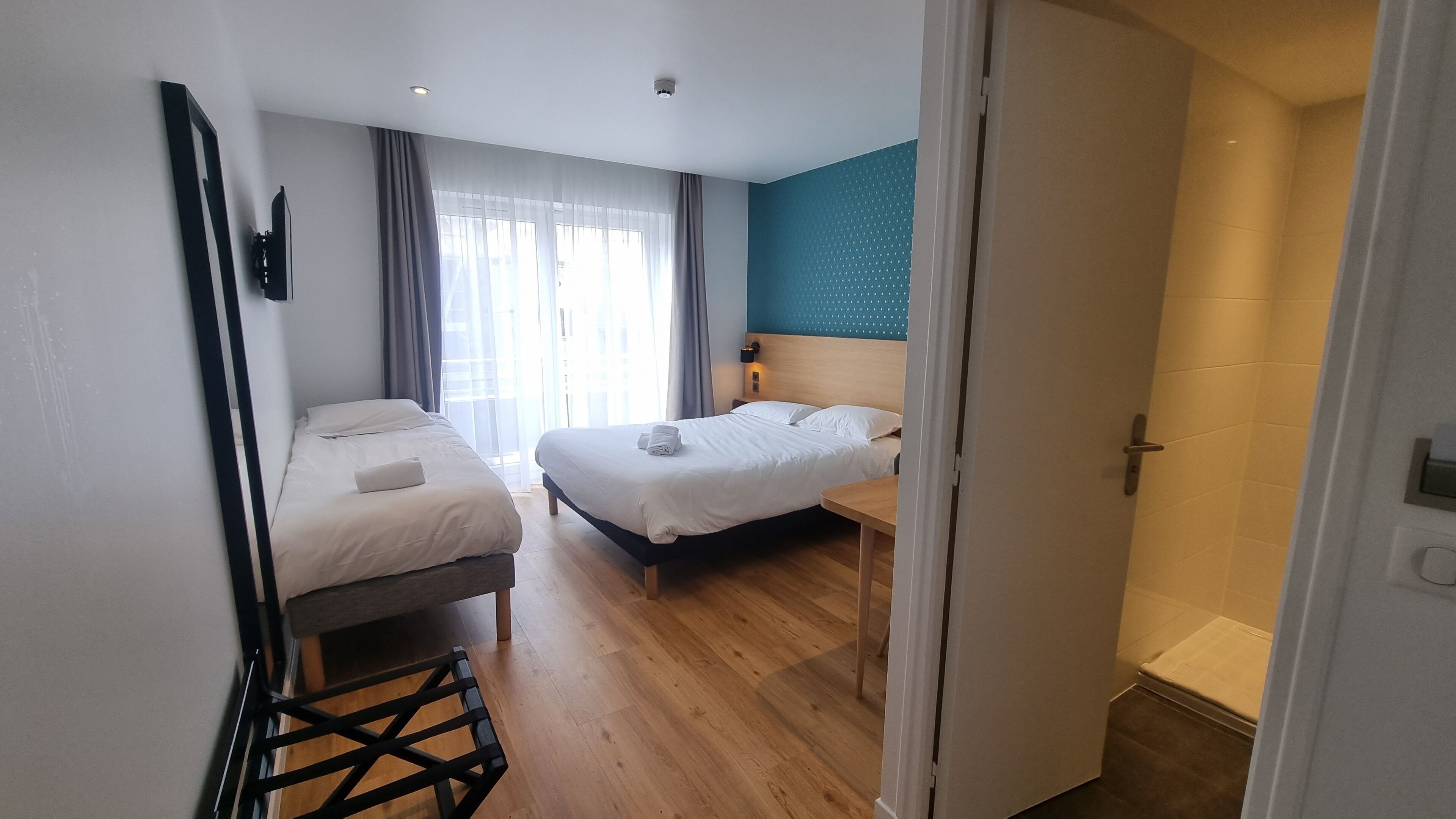 triple room | laptop workspace, blackout curtains, soundproofing, free wifi