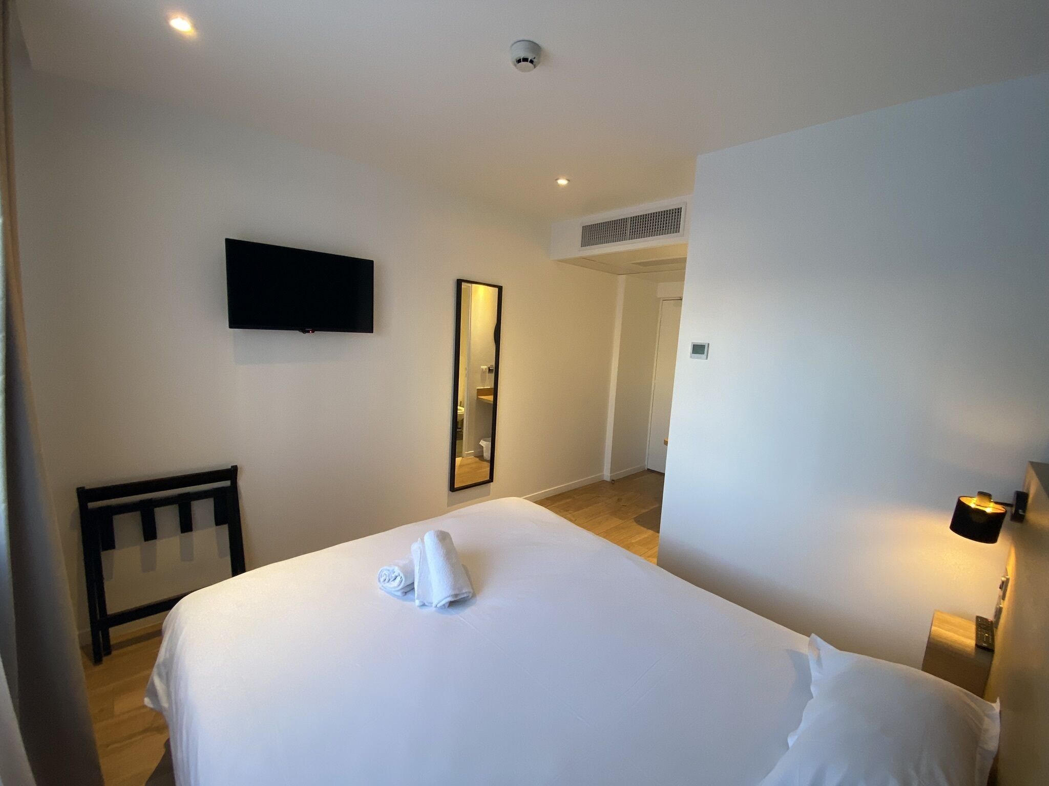 double room | laptop workspace, blackout curtains, soundproofing, free wifi