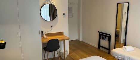 Tremannsrom | Skrivebord for bærbar PC, blendingsgardiner og lydisolert