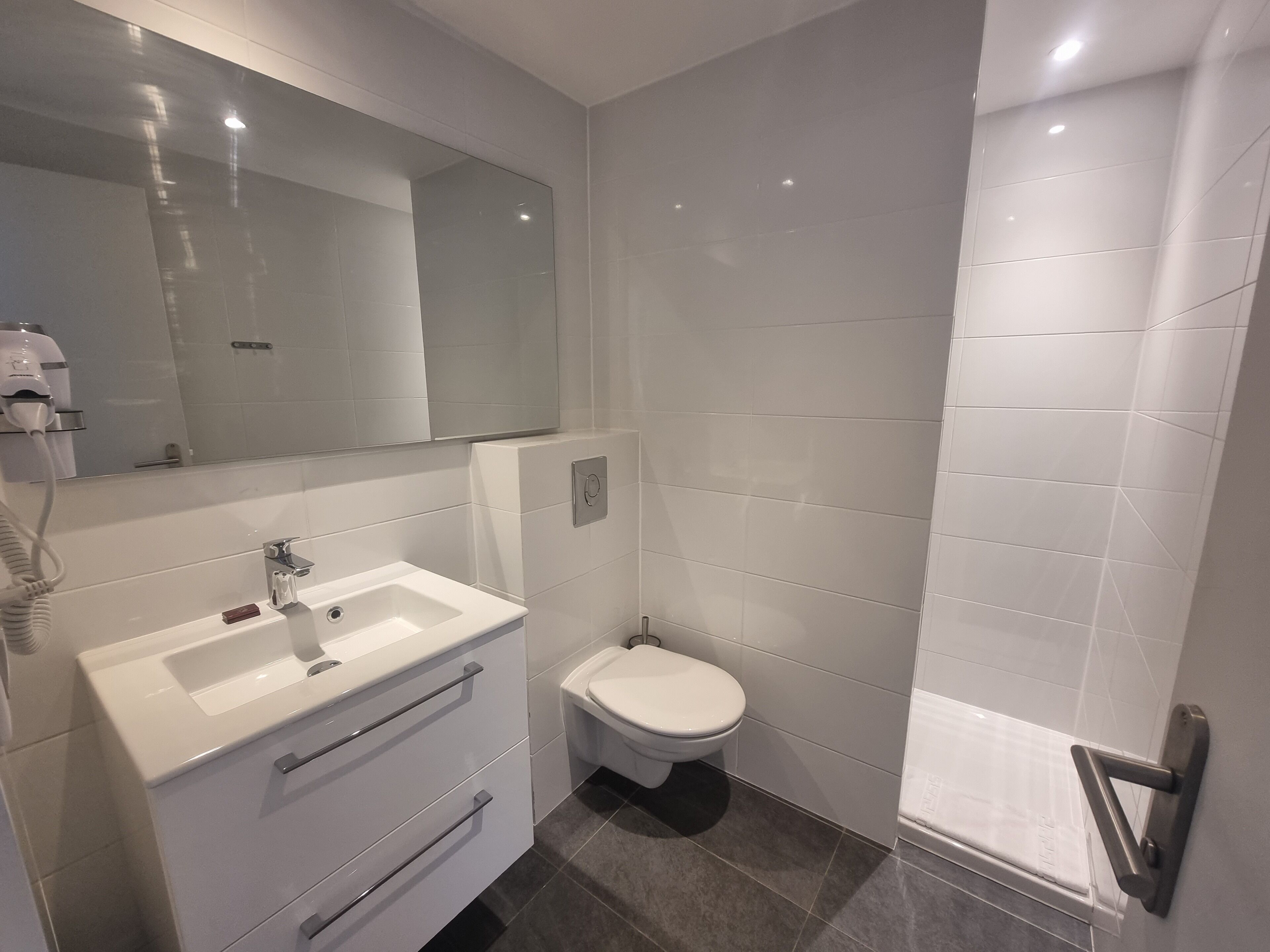 shower, free toiletries, towels